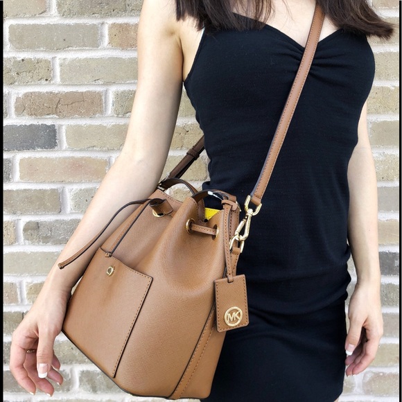 Michael Kors Handbags - Gaby’sBags👜💕-NWT Michael Kors Bucket Bag🌸